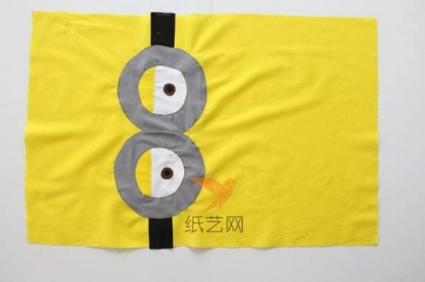 DIY tutorial on making minion pillowcases from patchwork