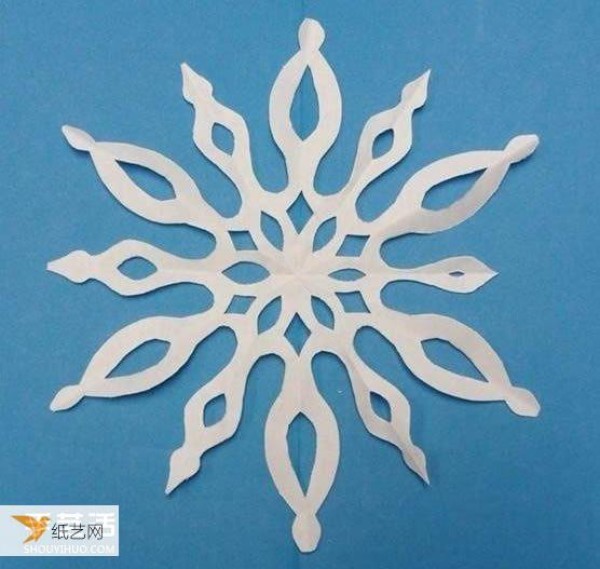 Illustration of the steps to make beautiful white snowflakes using paper cutting