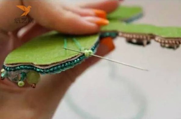 There has long been a dragonfly with beaded embroidery on its head. A tutorial on how to make a dragonfly hair accessory. Beaded embroidery tutorial.