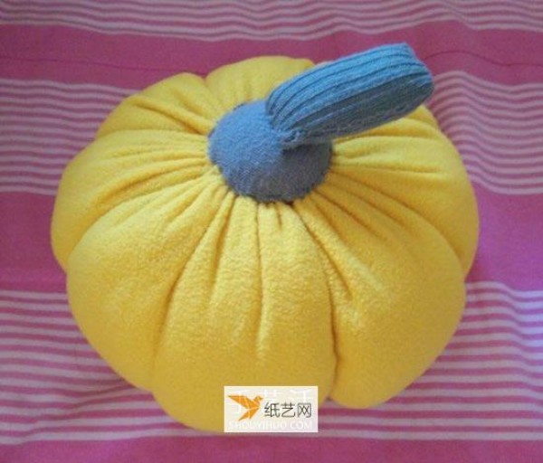 Use old clothes to transform into pumpkin pillows