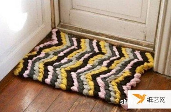 Steps to create a beautiful handwoven rug using old clothes or strips of cloth