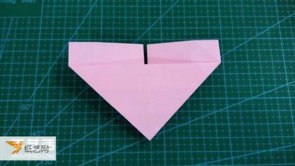 Hand-folded Valentines Day LOVE heart-shaped origami illustration tutorial