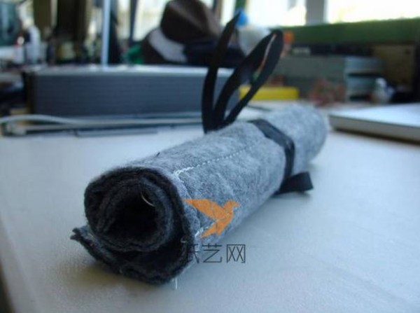 DIY tutorial on handmade wool felt pencil case