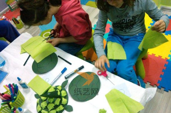 Childrens handicraft class to make small turtle paper art tutorial