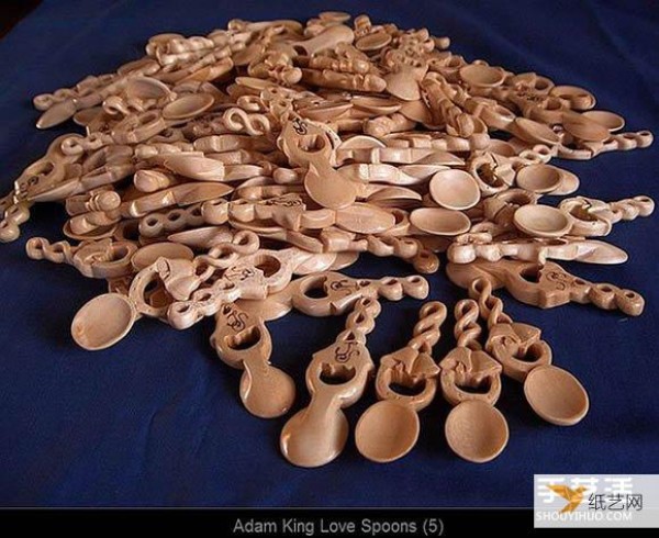 Comprehensive display of various carving works by the Love spoon wood carving artist Adam King