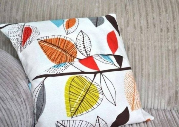 Tutorial on making handmade fabric envelope-like pillowcases