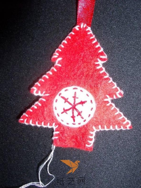 Tutorial on how to make cute Christmas tree ornaments made of non-woven fabrics