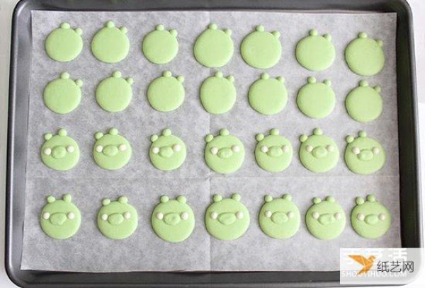 Tutorial on how to make personalized Angry Birds green piggy version of macarons