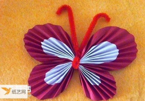 Steps for kindergarten children to make simple butterflies