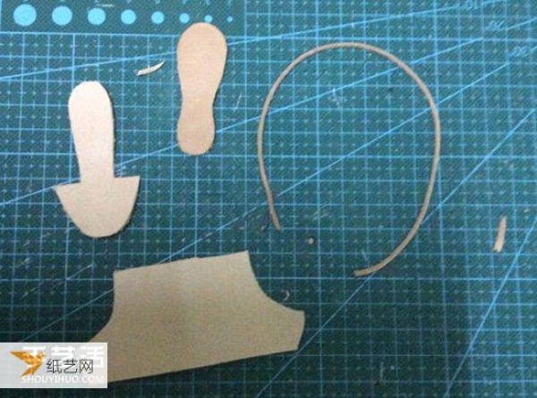 Illustrated tutorial on how to make your own mini leather boots pendant