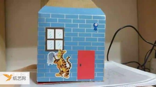 Specific steps for kindergarten children to use waste paper boxes to make a house by hand