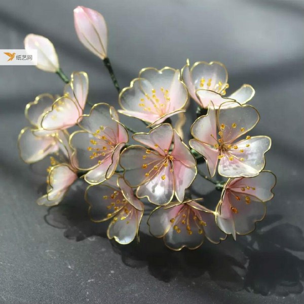 A piece of iron wire and a small box of flower-making liquid can make crystal clear flowers.