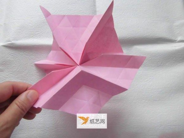 Illustration of how to fold a beautiful straw hat using origami