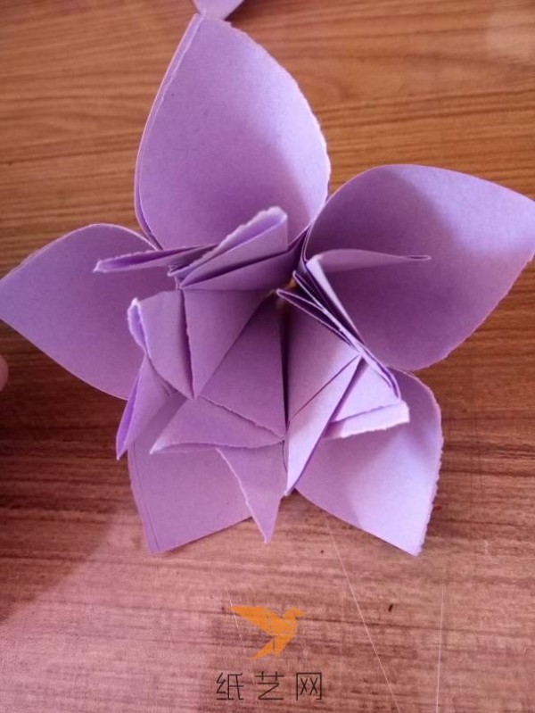 Simple three-dimensional paper flower tutorial