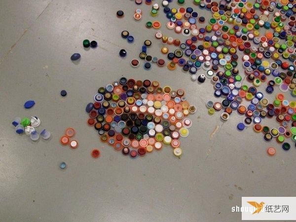 Use more than 7,000 plastic bottle caps to create realistic portraits of your own