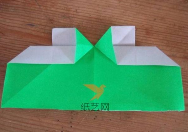 A step-by-step tutorial on how to make an origami four-leaf clover