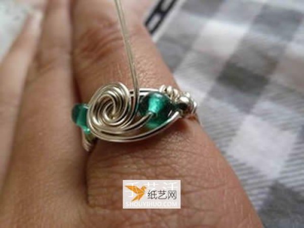 Illustration of making your own personalized nebula ring using metal wire