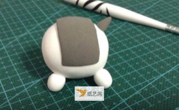 Illustration of making a cartoon pony using some super light clay