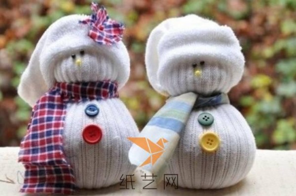 Christmas handicrafts that turn waste into treasure. A cute Christmas snow doll made from unworn cotton socks.