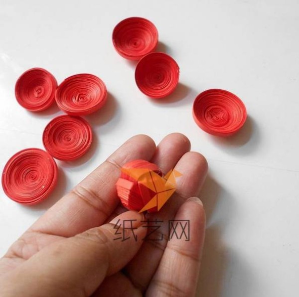 Tutorial on making beautiful quilled paper roses for Christmas gift packaging and decorative flowers