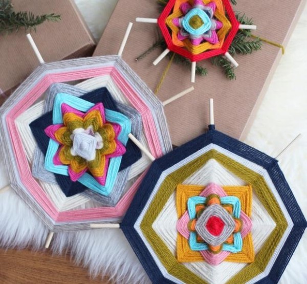 Tutorial on how to make handwoven gift wrapping decorations