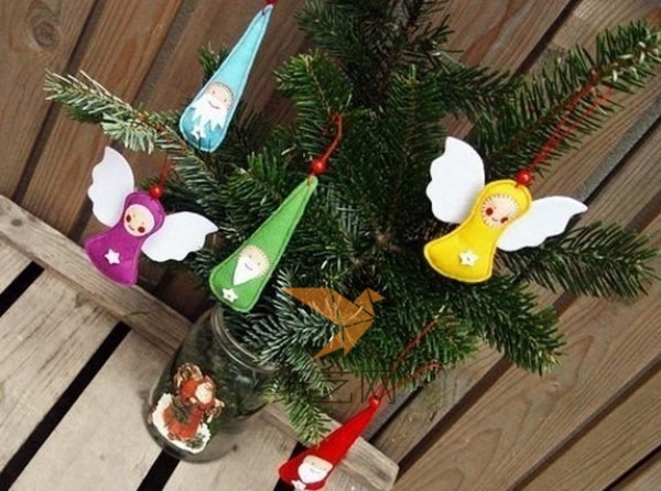 Use non-woven fabric to make Santa Claus Christmas tree ornaments for Christmas