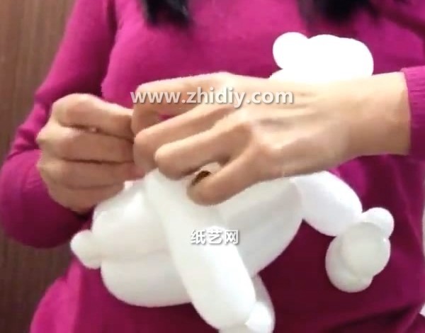 Tutorial on how to make a cartoon cow balloon shape by hand