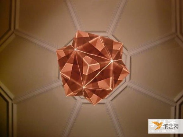 New London Origami Queen produces and creates state-of-the-art three-dimensional lighting fixtures and furniture