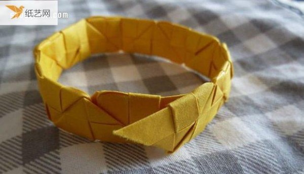 Illustrated tutorial on how to fold origami bracelets by hand