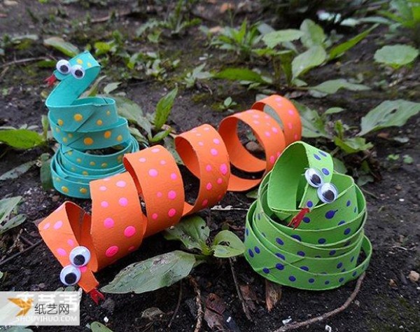 A hand-making tutorial for kindergarten children to use paper tubes to make cute little snakes