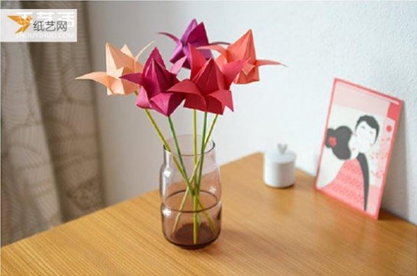 Illustrated tutorial on how to fold beautiful lilies using paper