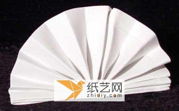 Elegant dining with fan-shaped napkins to support Chinese New Year gatherings