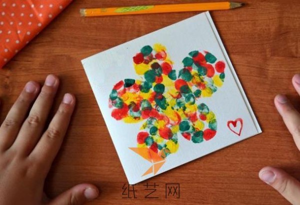 Simple handmade tutorial for children to make Christmas greeting cards