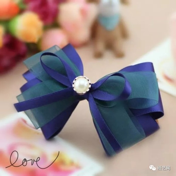 I like bows, so I made my own fabric bow hairpin!