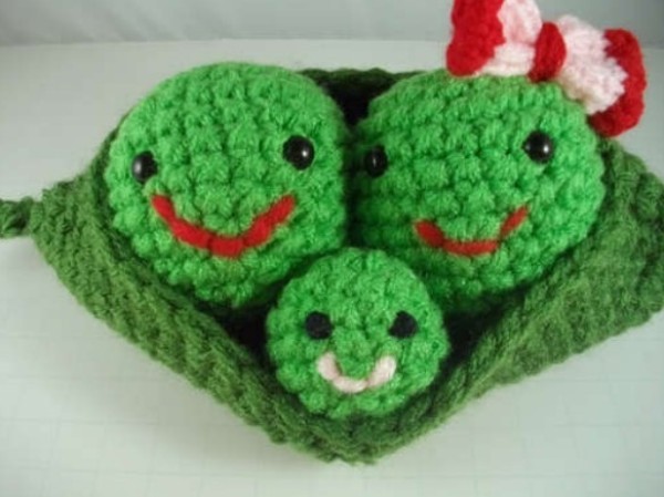 Illustrated tutorial on making crocheted pea pods for a family’s Mother’s Day gift