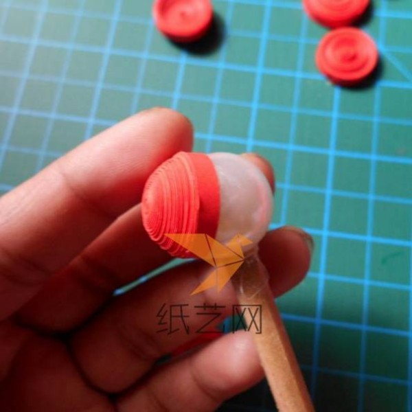 Tutorial on making beautiful quilled paper roses for Christmas gift packaging and decorative flowers