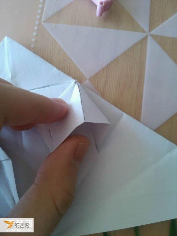 Step-by-step illustration of how to use origami to fold a cute grand piano