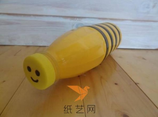 Tutorial on how to make a little bee from a handmade beverage bottle for Children’s Day