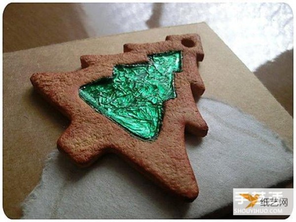 Illustrated tutorial for making personalized Christmas tree sugar cookies using resin clay