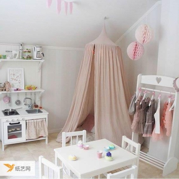 When you have a daughter, you need to create a beautiful ice cream-colored room for her.