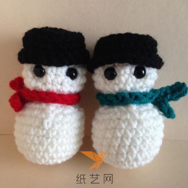 Crochet tutorial for making a pair of sweet little snowmen for Valentine’s Day gift