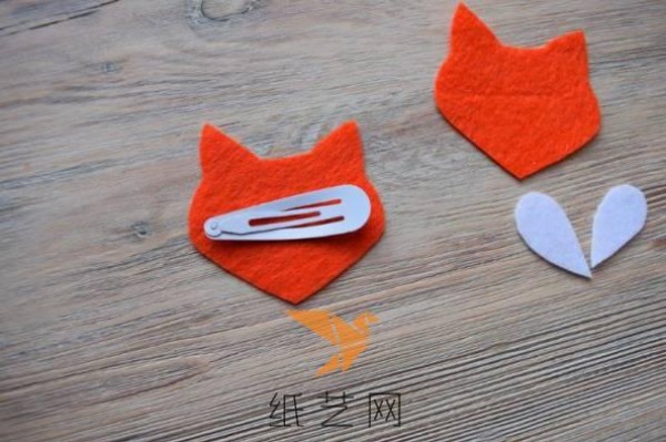 Tutorial on how to make handmade little fox hairpins for children as Christmas gifts