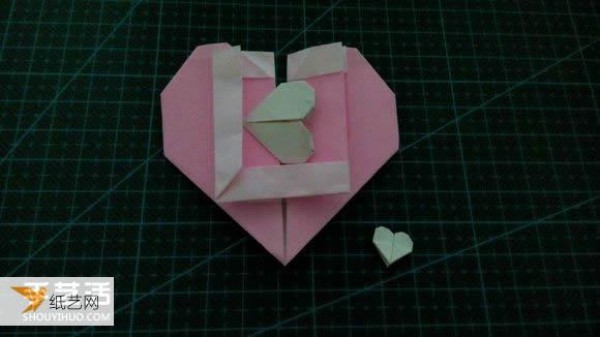 Hand-folded Valentines Day LOVE heart-shaped origami illustration tutorial