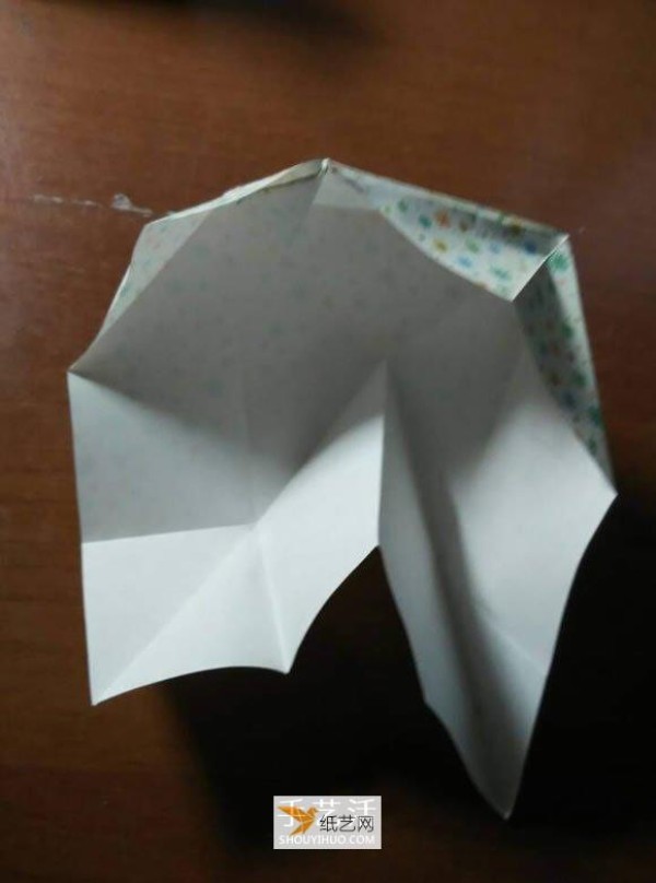 Illustration of the specific folding method of the fun magic box