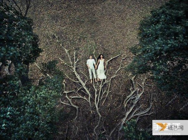 Wedding photos that don’t require a photographer at all—wandering in the blue sea