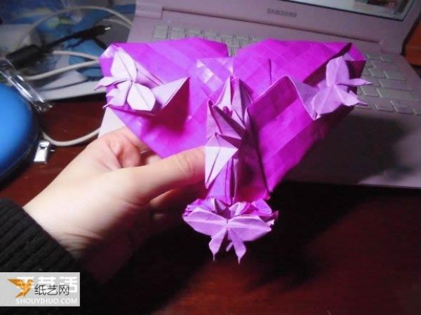 Very creative step-by-step illustration of Dielianhua love origami