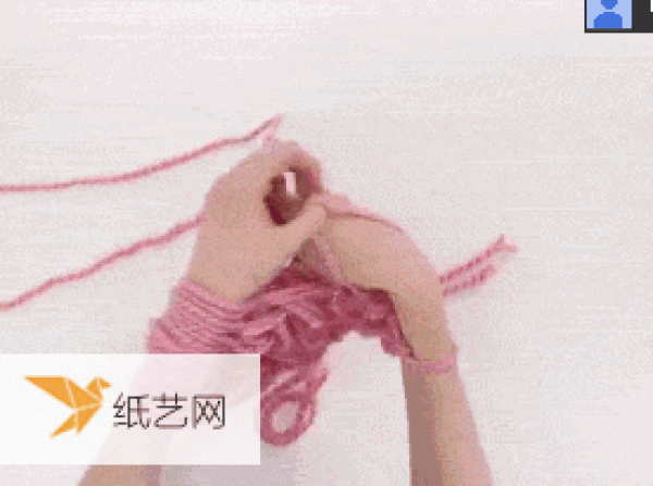 Illustrated tutorial on how to knit a scarf completely by hand without using tools