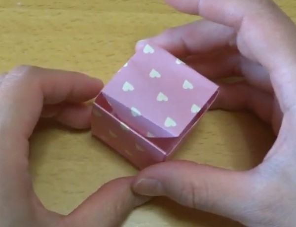 Tutorial on how to fold a simple origami small box with lid