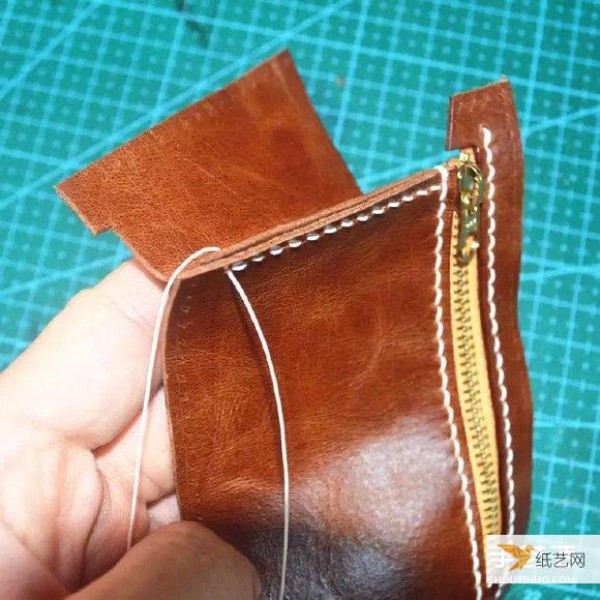 Illustrated tutorial on how to make a personalized leather wallet by hand