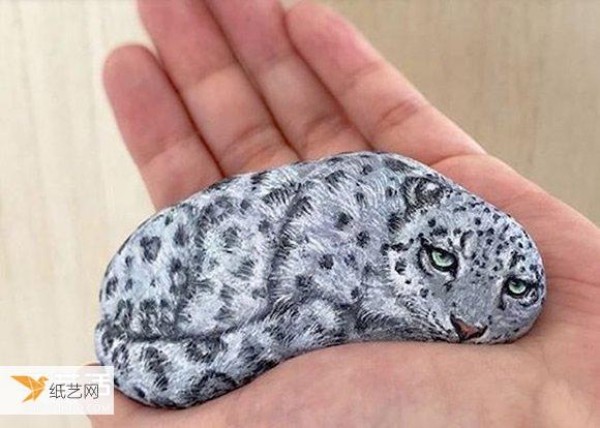 Artists draw realistic forms of animals to fully demonstrate the beauty of stone paintings